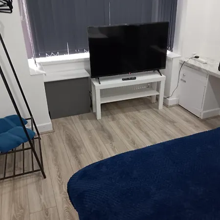 4 Bed-sleeps 9-private Garden-free Parking Holiday home Birmingham