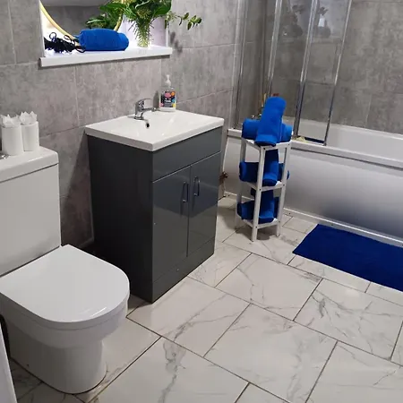 4 Bed-sleeps 9-private Garden-free Parking Holiday home *