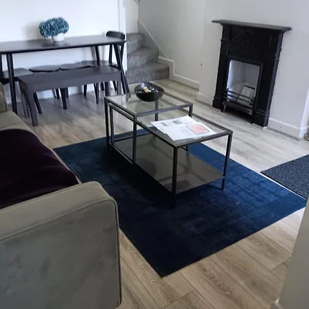 Holiday home 4 Bed-sleeps 9-private Garden-free Parking Birmingham