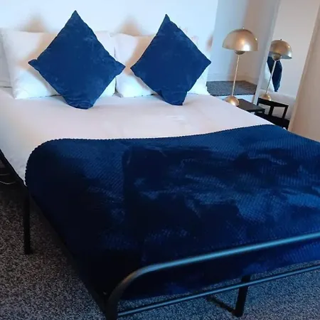 4 Bed-sleeps 9-private Garden-free Parking Birmingham