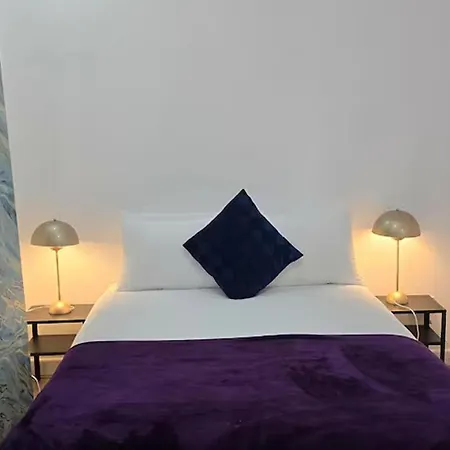 4 Bed-sleeps 9-private Garden-free Parking Holiday home