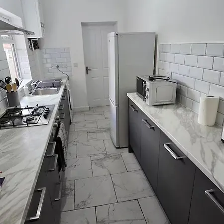 Holiday home 4 Bed-sleeps 9-private Garden-free Parking *