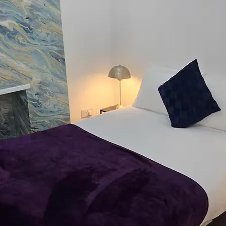 4 Bed-sleeps 9-private Garden-free Parking Holiday home Birmingham
