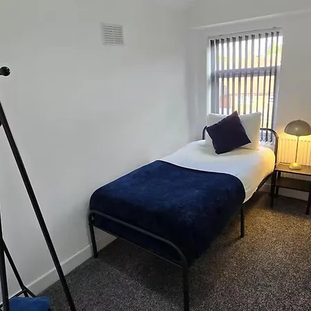 Holiday home 4 Bed-sleeps 9-private Garden-free Parking Birmingham