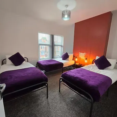 Holiday home 4 Bed-sleeps 9-private Garden-free Parking Birmingham